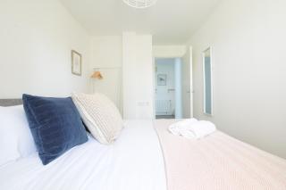 StayRight 2 Bed Apartment Overlooking Water with Free Parking - Cardiff - 3
