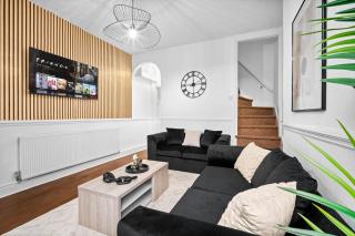 Stylish 3-Bedroom Home with Garden & Convenient Parking 18M - Birmingham - 0