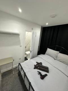 City of London Room w bathroom - 0
