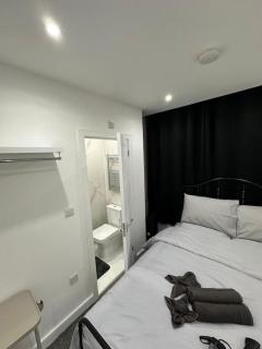 City of London Room w bathroom - 3