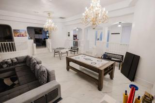 Stunning 6BR Victorian Sleeps 25 - 8