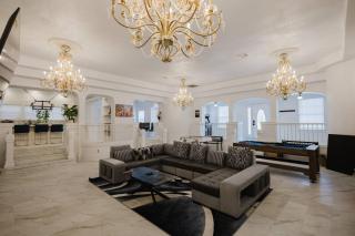 Stunning 6BR Victorian Sleeps 25 - 6