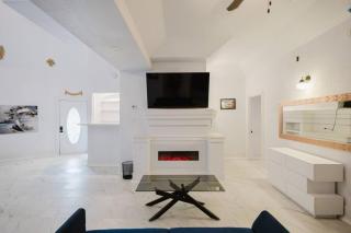 Stunning 6BR Victorian Sleeps 25 - San Antonio - 4
