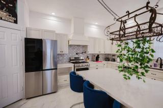Stunning 6BR Victorian Sleeps 25 - San Antonio - 1