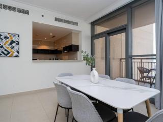 Stylish 2 Bedroom Suite with Stunning Creek and Skyline Views - 1