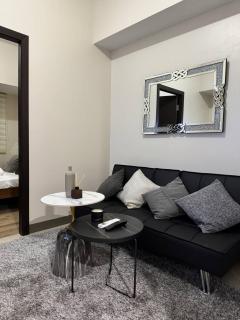 New 1BR Condo Near Venice Canal & BGC with Balcony - 7e - Manilla - 9