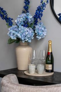Elegant Balcony Suite - 7
