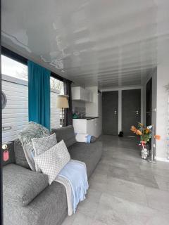 The Blue Houseboat - 4