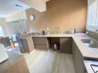 Amplio, moderno, centro, cochera - 2 parejas o mas -6 px - 5