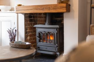 Charming 2 Bed Cottage - within city walls - free parking- garden - 7