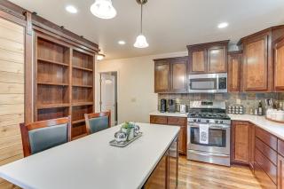 Private Cabin w/ Forest Views & Grill in Lakehead! - 2