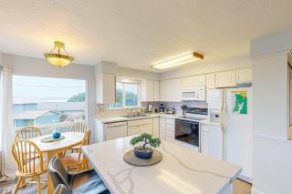 The Money Pit Beach House - Lincoln City - 4