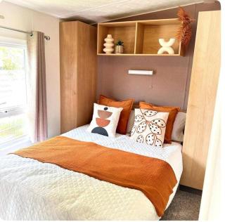 Harwich - Caravan - Sleeps 10 - Garden - Pool - 2