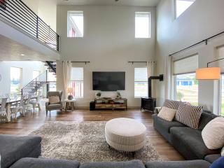 The Red Farmhouse - Garden City - 5
