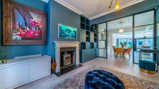 Spacious 4BR Retreat with Private Garden Zone 3 - Londra - 4