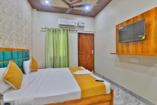 Premium Suites Fully Air Conditioning Spacious & Luxury Room With Great Restaurant & Free Parking Facility- Free Wifi Free Pick Up From Station!!! Top Rated & Most Amazing Family Preferred Hotel In Ayodhya - Ayodhya - 1