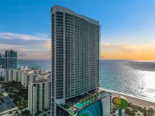 Stunning Beachfront 3-Bedroom Corner Residence - Hollywood - 7