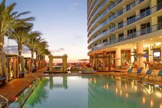 Stunning Beachfront 3-Bedroom Corner Residence - Hollywood - 8