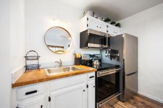 Striking Queen Deluxe Studio w/Kitchenette #114 at Donner Lake Village - Truckee - 1