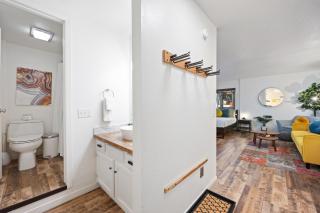 Striking Queen Deluxe Studio w/Kitchenette #114 at Donner Lake Village - Truckee - 8