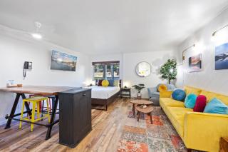 Striking Queen Deluxe Studio w/Kitchenette #114 at Donner Lake Village - Truckee - 0