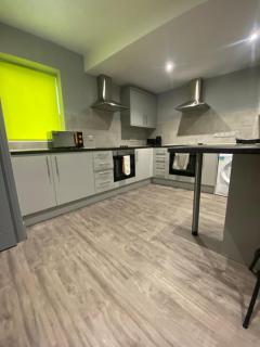 15 on Hill Crescent, 6 en-suite bedrooms, Sleeps 12 - Skegby - 0