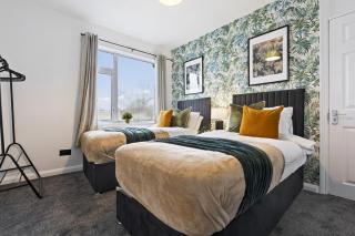 Luxury 4-Bed Home Coventry - City Centre with FREE Parking & Garden - 2