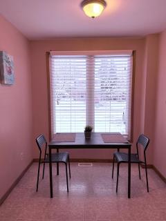 4 Bedroom House steps to 401, Perfect for long stays - Belleville - 9