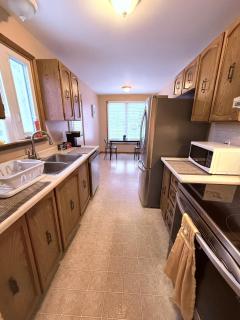 4 Bedroom House steps to 401, Perfect for long stays - Belleville - 8