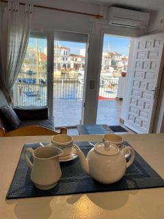 Apt Rhodes B dans la marina d'Empuriabrava, terrasse avec vue sur port Rhodes et les pyrénées - 0