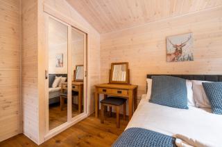 Dovestone Luxury Lodges sleeps 4 - pets welcome - 2