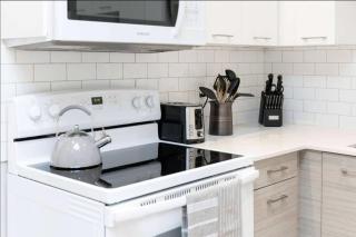 Casa Queen - Unique 2BR Suite in Leslieville - 2