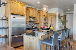 Blue Skies Lakeside Family-Friendly Getaway w Hot Tub BBQ - Heber City - 4