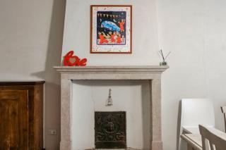 HOST4U - LOGGIA Square Apartment in Brescia City Center Piazza della Loggia & Piazza Vittoria - 6
