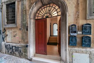 HOST4U - LOGGIA Square Apartment in Brescia City Center Piazza della Loggia & Piazza Vittoria - 4