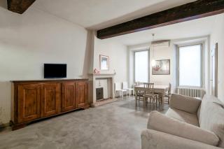 HOST4U - LOGGIA Square Apartment in Brescia City Center Piazza della Loggia & Piazza Vittoria - 8