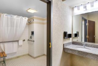 Sonesta Essential Houston Hobby Airport - 2