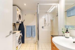 Artist retreat with HUGE entertaining balcony - 8