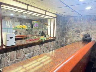 Cozy 1 bedroom close to NYC with private bar - North Bergen - 4