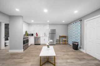 Fully Equipped 1BR with King Bed, Pool & Free Parking - Houston - 5