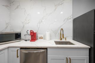 Fully Equipped 1BR with King Bed, Pool & Free Parking - Houston - 4