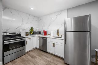 Fully Equipped 1BR with King Bed, Pool & Free Parking - Houston - 3