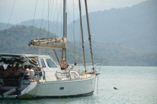 Aventura náutica em Paraty hospedagem flutuante na cidade Veleiro Maverick - Paraty - 9
