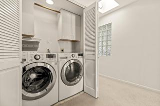 Beachfront 4BR Luxury Top-Floor Escape - Manhattan Beach - 6