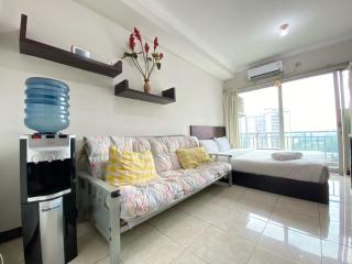 Minimalist Spacious Studio Room at Apartment Galeri Ciumbuleuit 1 By Travelio - 6
