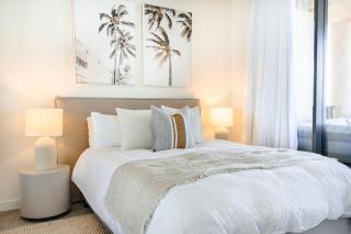 Resort Style Ocean Front Apartment Palm Beach - 5