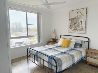 2 Bedroom Coastal getaway with ocean views! - Port Macquarie - 8