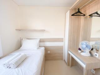 Strategic 2BR Apartment with Pool View at Parahyangan Residence By Travelio - 4