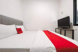 RedDoorz at Flamboyan Harapan Indah - 5