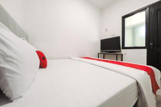 RedDoorz at Flamboyan Harapan Indah - Bekasi - 3